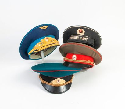 URSS 

Quatre casquettes d'officiers soviétiques, de différentes armes, en tissus...