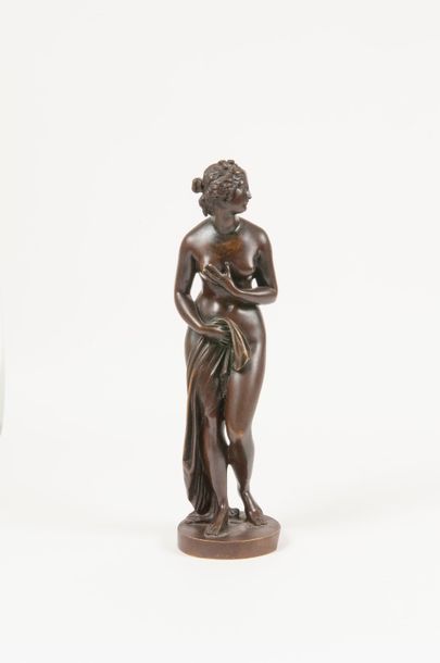 D'après Antonio CANOVA (1757-1822) 

Vénus au bain. 

Epreuve en bronze à patine...