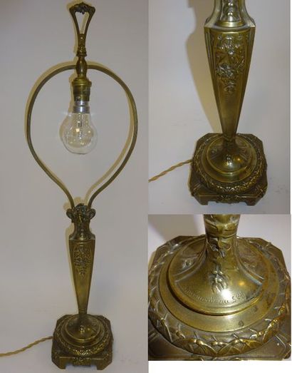 S. GUERARDEAU 
Lampe de bureau en bronze.
Le fût sur piédouche circulaire à décor...
