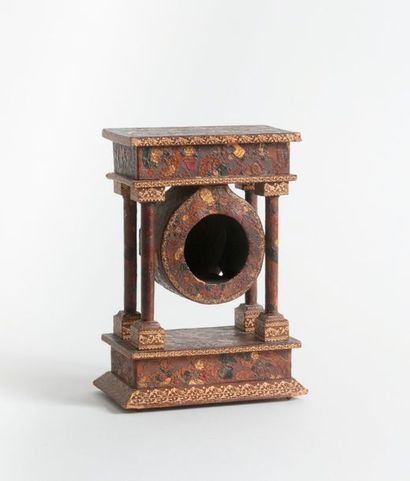 null Porte-montre de forme portique en cuir gaufré marron, rouge et rehauts d'or,...