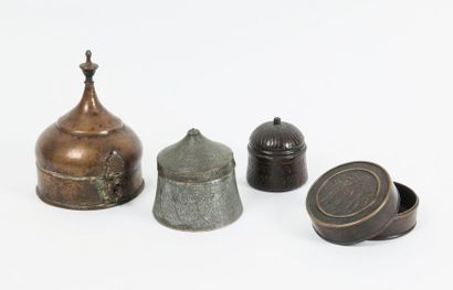 EMPIRE OTTOMAN ou INDE, XIXème-XXème siècles 

Quatre boîtes circulaires en cuivre...