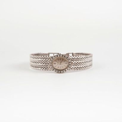 FINVAL 

Montre bracelet de dame en or gris (750). 

Boîtier ovale, lunette pavée...