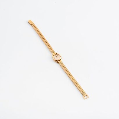 JAEGER LECOULTRE 

Montre bracelet de dame en or jaune (750).

Boîtier rond. 

Cadran...