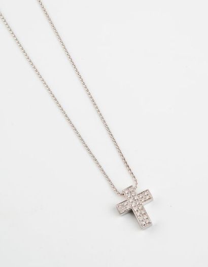 null Pendentif croix en or gris (750) pavée de petits diamants de taille brillant....