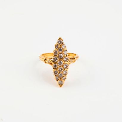 null Bague marquise en or jaune (750) ornée de diamants de taille brillant en serti...