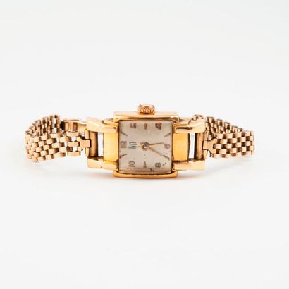 LIP 

Montre bracelet de dame. 

Boîtier carré en or jaune (750). 

Cadran nacré,...