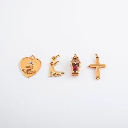 null Lot de quatre pendentifs en or jaune (750) dont une croix, un chasseur, un coeur...