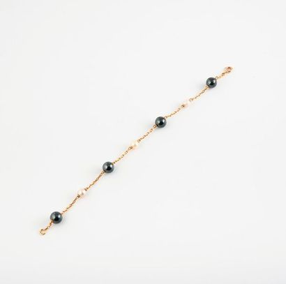 null Bracelet en or jaune (750) à maille forçat orné en alternance de perles de culture...