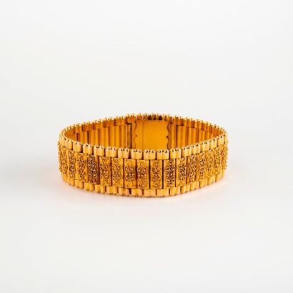null Bracelet en or jaune (750) à maillons articulés, décorés de motifs filigranés....