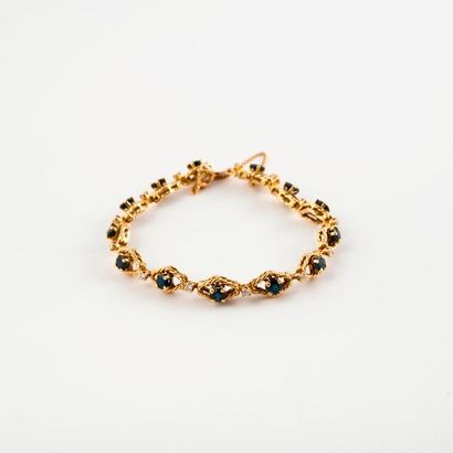 null Bracelet en or jaune (750) à maillons articulés orné de saphirs et petits diamants...
