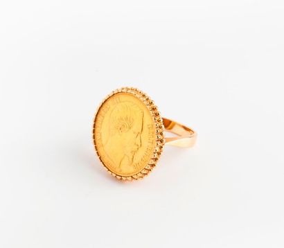null Bague en or jaune (750) centrée d'une pièce de 20 Francs or, Napoléon III, 1855.

Poids...