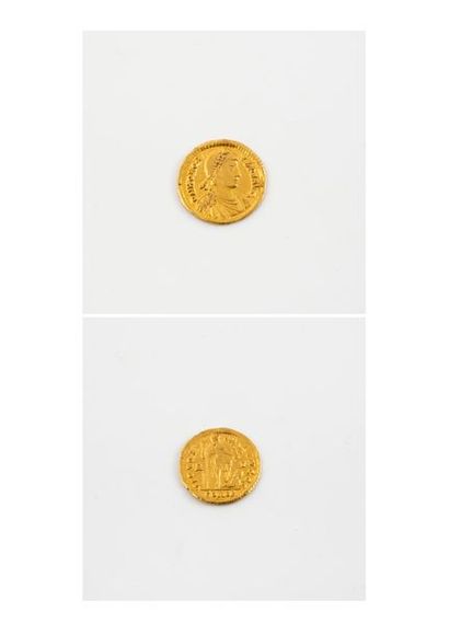 null Solidus d'Honorius frappé à Ravenne en or jaune.

Poids : 4,5 g.

Traces de...