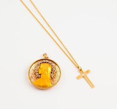 null Médaille religieuse en ors jaune et gris (750) à décor ajouré à profil d'une...