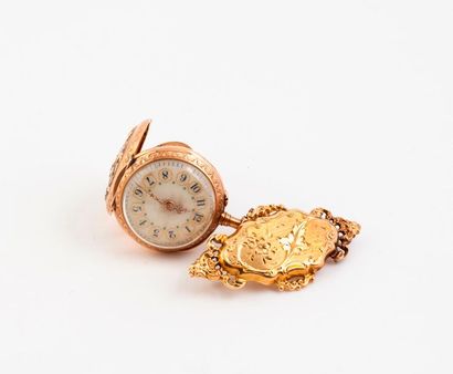 null Broche pendentif en or jaune (750) à décor gravé de fleurs retenant une montre...