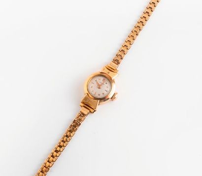 CERTINA 
Montre bracelet de dame en or jaune (750). 
Boîtier circulaire. 
Cadran...