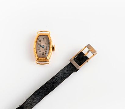 null Montre bracelet de dame.

Boîtier en or jaune (750) en forme de tonneau ciselé...