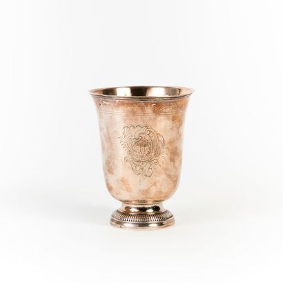 null Timbale de forme tulipe en argent (950) sur piédouche godronné, au corps souligné...