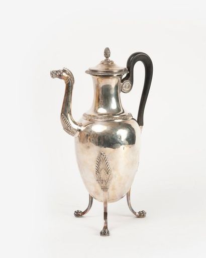 null Cafetière en argent (950) de forme balustre sur piètement tripode griffus à...