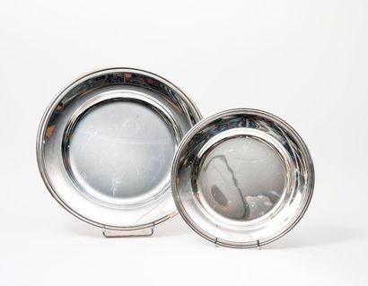 CHRISTOFLE 

Deux plats circulaires en métal argenté. 

Diam. : 35 et 27,5 cm.

Quelques...