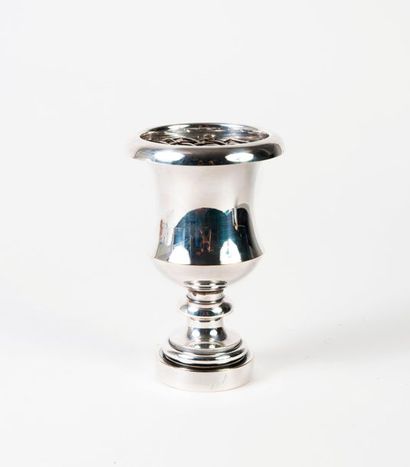 CHRISTIAN DIOR 

Petit vase sur piédouche en métal argenté avec grille formant pique-fleur.

Signature....