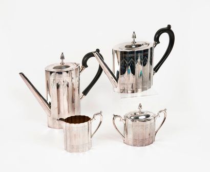 Angleterre 

Service à thé et café en métal argenté comprenant une théière, une cafetière,...