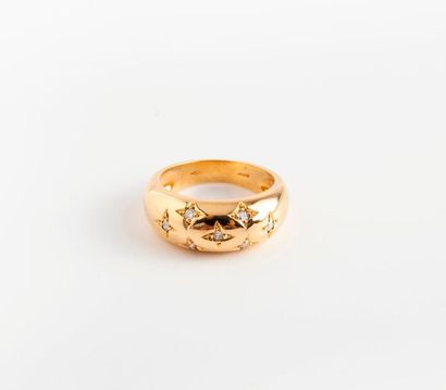  Bague jonc en or jaune (750) ornée de petits diamants de taille brillant en serti...
