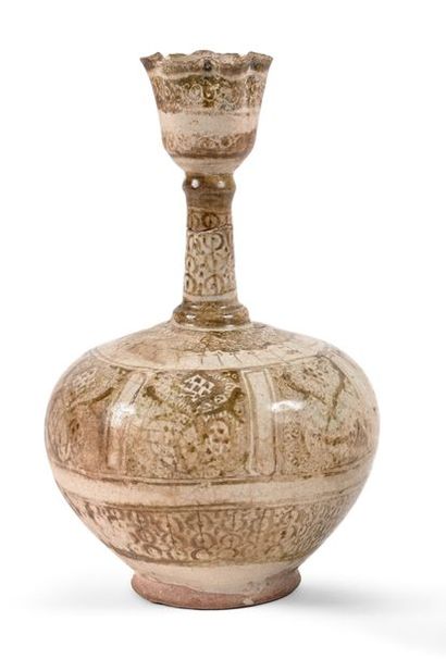 IRAN, Seldjoukide, XII-XIIIe siècle 

Bouteille à décor de compartiments.

Panse...
