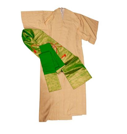 JAPON, XXème siècle 

Kimono de dame en satin jaune pâle décoré de motifs de papillons....