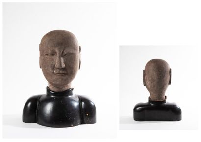 CHINE, début du XXème siècle 

Tête de Bouddha en pierre grise.

Posée sur un buste...