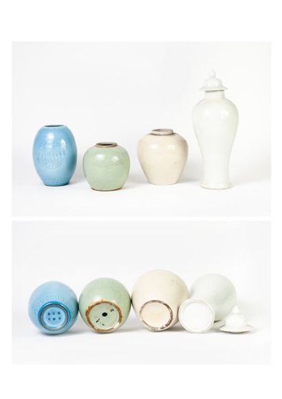 CHINE, XIXème-XXème siècles 

Quatre pièces en porcelaine :

- un vase tonnelet à...
