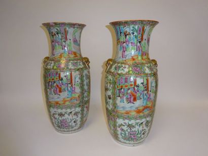 CHINE, Canton, fin XIXème - début XXème siècle 

Paire de vases balustres en porcelaine...
