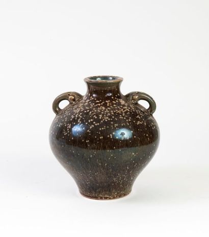 CHINE, Début XXème siècle 

Vase de forme toupie en porcelaine émaillée brun avec...