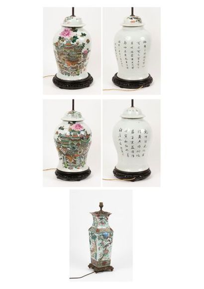 CHINE, XXème siècle 

Deux pots à gingembre et vase balustre de section carrée en...