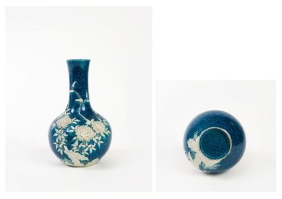 CHINE, XXème siècle 

Vase bouteille à col légèrement évasé en porcelaine à émail...