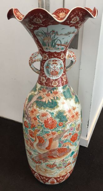 CHINE ou JAPON, XXème siècle 

Grand vase à deux anses en porcelaine de forme balustre...