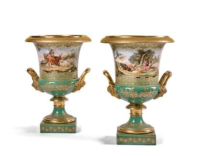 PARIS 

Paire de vases de forme Médicis en porcelaine à décor polychrome tournant...
