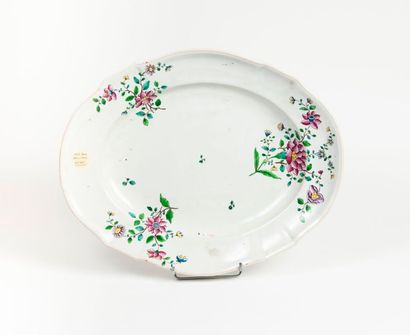 STRASBOURG, Paul HANNONG 

Plat ovale en faïence à décor polychrome de fleurs des...