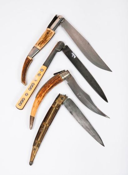 ESPAGNE OU FRANCE, XXème siècle 

Quatre couteaux de type Navaja.

Deux à lames droites...