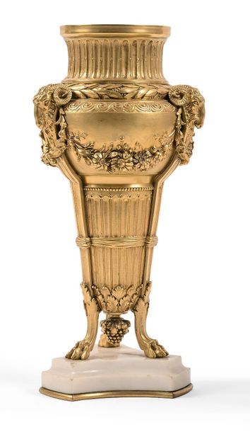 Ferdinand Barbedienne (1810-1892) 

Vase de style Louis XVI en bronze doré en forme...