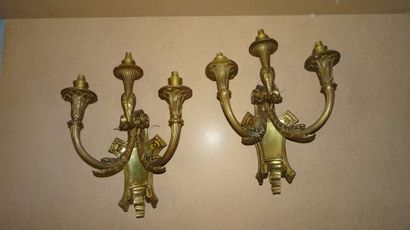 null Paire d'appliques en bronze à trois bras de lumières maintenus par un enroulement...