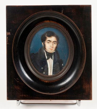 E. C. NOYON (XIXème siècle) 

Portrait d'homme à la redingote bleue, en buste. 

Miniature...