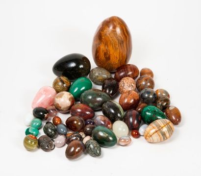null Ensemble d'oeufs en pierres dures (quartz, jaspes, onyx...) de différentes ...