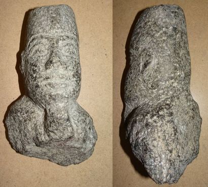 EGYPTE 

Tête pharaonique.

Pierre noire sculptée.

H. : 18,6 cm.

Eclats et man...