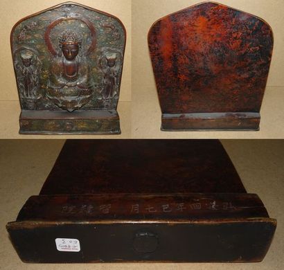 CHINE, XXème siècle 

Bouddha et deux adorants.

Plaque en cuivre patiné et émaux...
