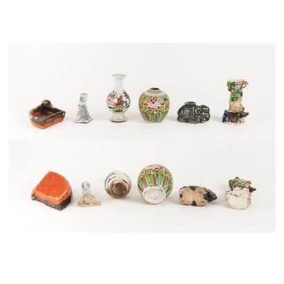 CHINE, XIXème-XXème siècle. 

Lot de 15 objets en porcelaine polychrome :

- petit...