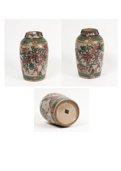 NANKIN 

Vase en porcelaine à décor en émaux polychromes de guerriers. 

H. : 34...