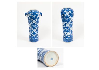 CHINE, XXème siècle 

Long vase à deux anses en porcelaine émaillé bleu à décor de...