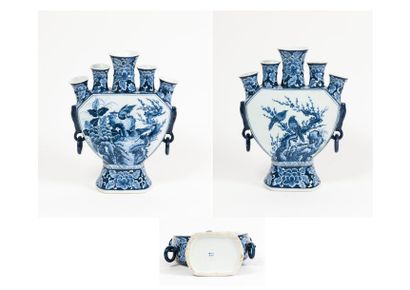CHINE, XXème siècle 

Vase pique-fleurs à cinq cols à décor bleu d'oiseaux branchés....