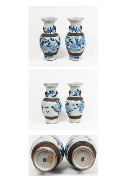 CHINE, NANKIN, XXème siècle 

Paire de vases en porcelaine à décor de fleurs bleues,...