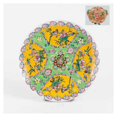 CHINE, XXème siècle 

Petite assiette en porcelaine à décor polychrome floral et...